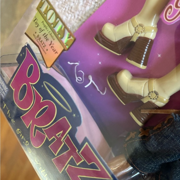 Bratz Yasmin Doll with Outfit and Boots - Picture 8 of 9